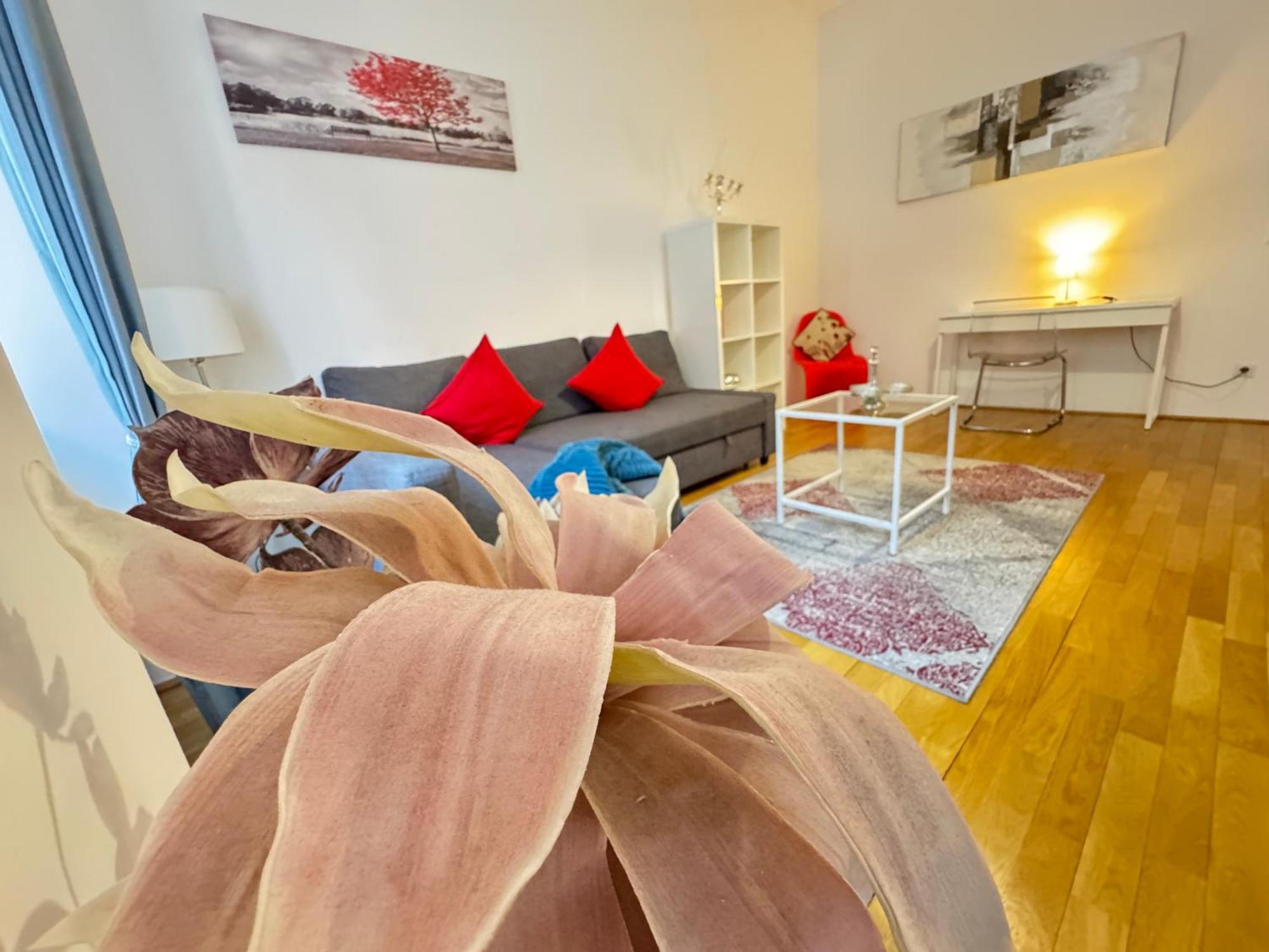 Charming Flat & Balcony Near Station L Bg5 Apartment *